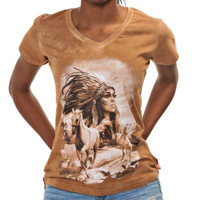 La Camiseta Indian de mujer tiene un dibujo exclusivo del rostro de una india americana y caballos galopando.