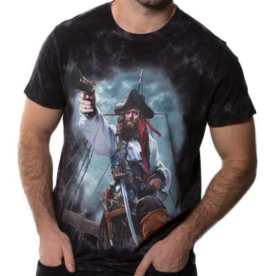 La Camiseta Pirate de hombre tiene un dibujo original de un pirata encañonando una pistola sobre el mástil de su embarcación.
