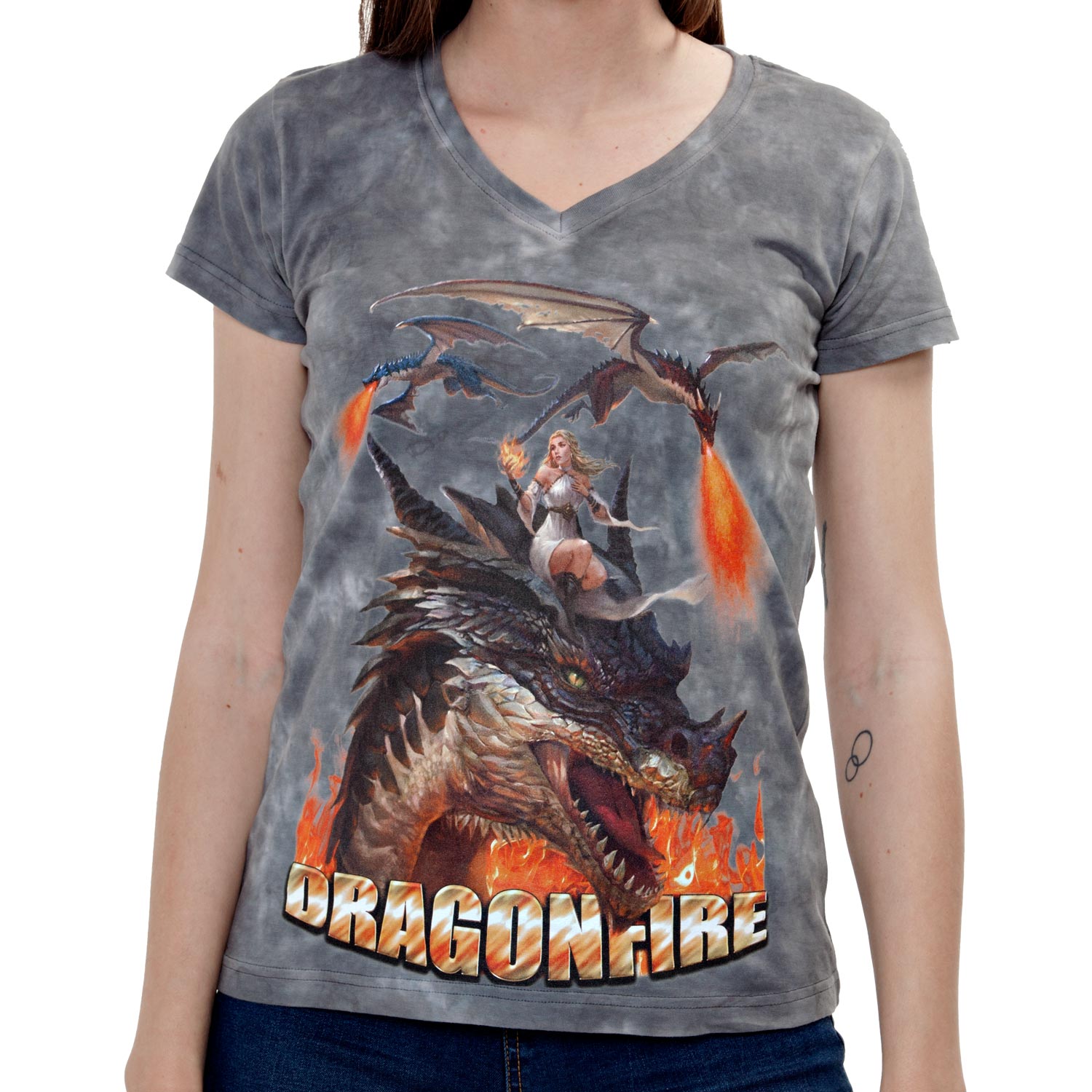La Camiseta Dragonfire de mujer tiene un dibujo original de tres dragones con la madre de dragones sobre uno de ellos.