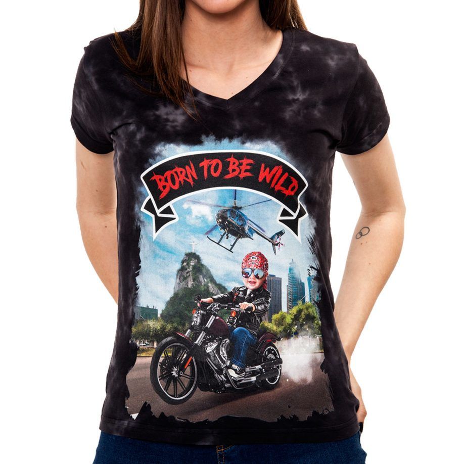 La Camiseta Freeborn de mujer tiene un dibujo exclusivo de un niño rebelde conduciendo una moto por Río de Janeiro.