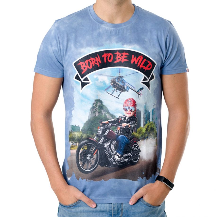 La Camiseta Freeborn de hombre tiene un dibujo exclusivo de un niño rebelde conduciendo una moto por Río de Janeiro.