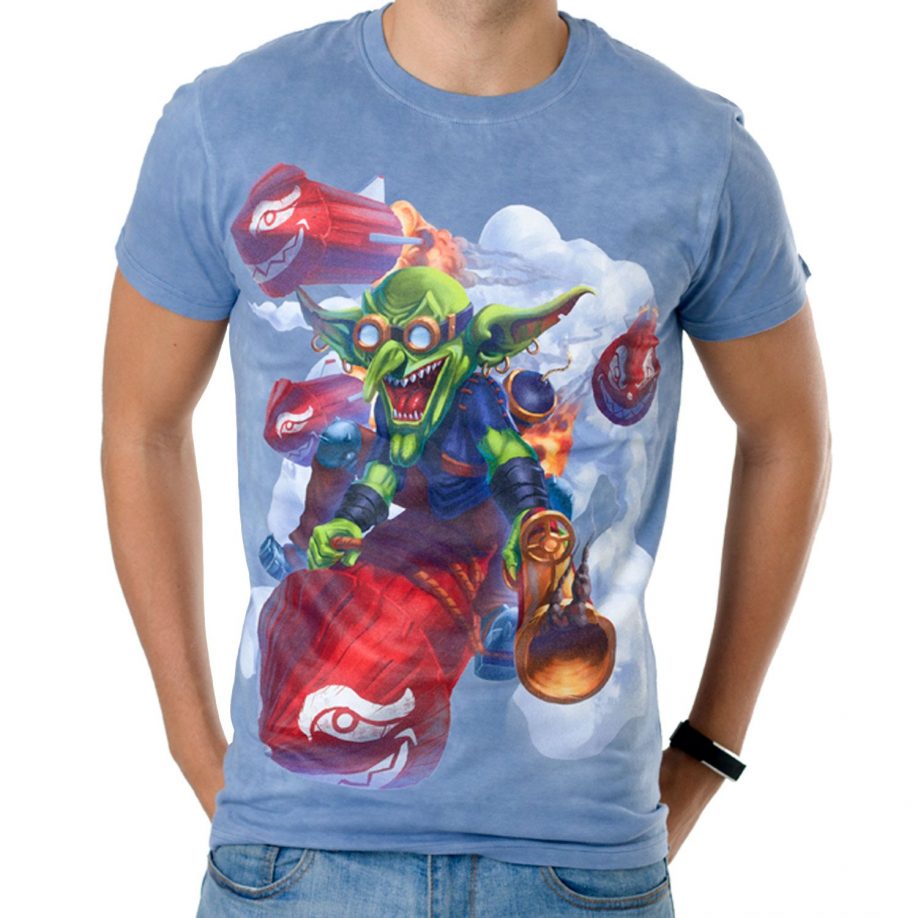 La Camiseta Goblin Rocket de hombre tiene un dibujo original de un duende verde surcando el cielo sobre un cohete rojo.